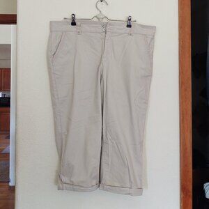 SIZE 16 GLORIA VANDERBILT ALL AROUND SLIMMING EFFECT BUTTON ROLL UP CAPRI